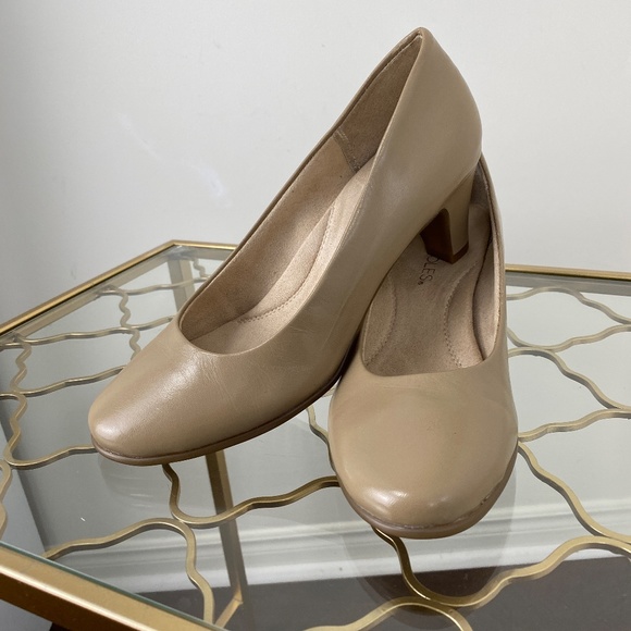 AEROSOLES Taupe Pumps Soft Cushioned Insole Rubber Sole Size 7,  2.25" Heel NWOT - Picture 3 of 9